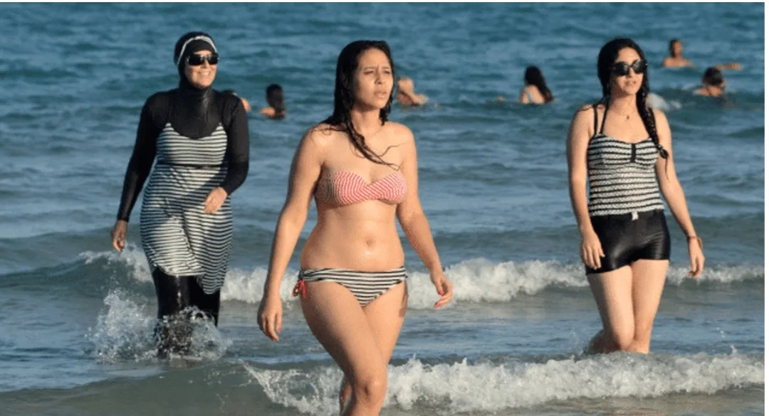 منع النساء المتحجبات من دخول المسابح وبعض الشواطئ بالمغرب