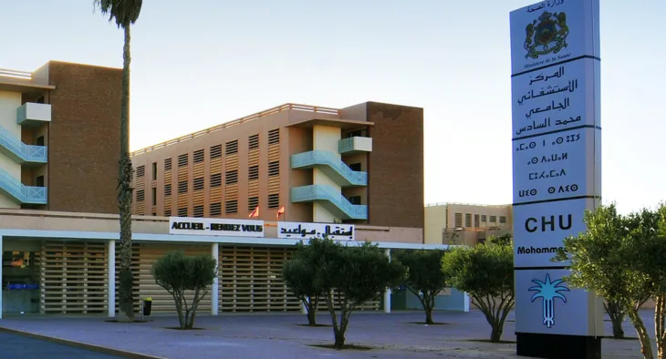 ساعات انتظار تحت الشمس الحارقة تفاقم معاناة عائلات المرضى بمستشفى مراكش