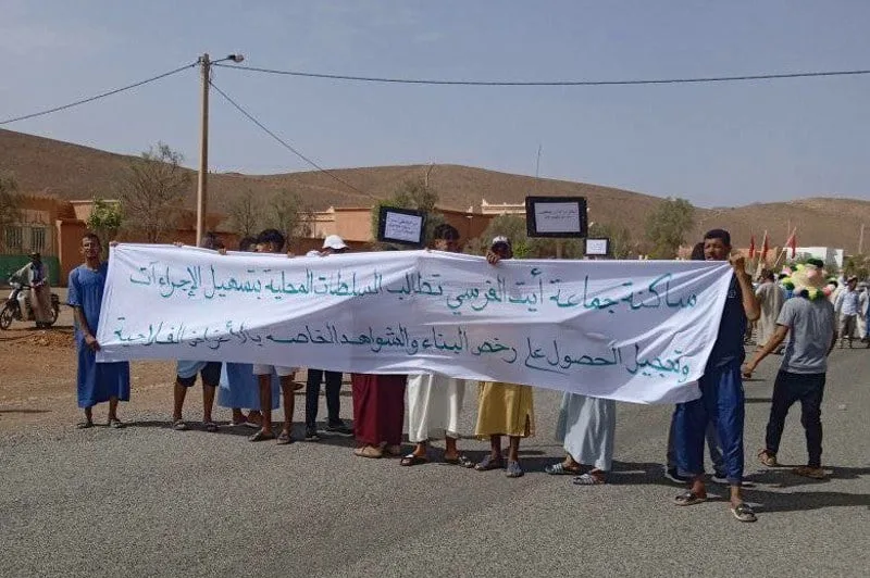 إقليم تنغير : سكان آيت الفرسي يحتجون ضد تعقيدات رخص البناء ويطالبون بحلول عاجلة
