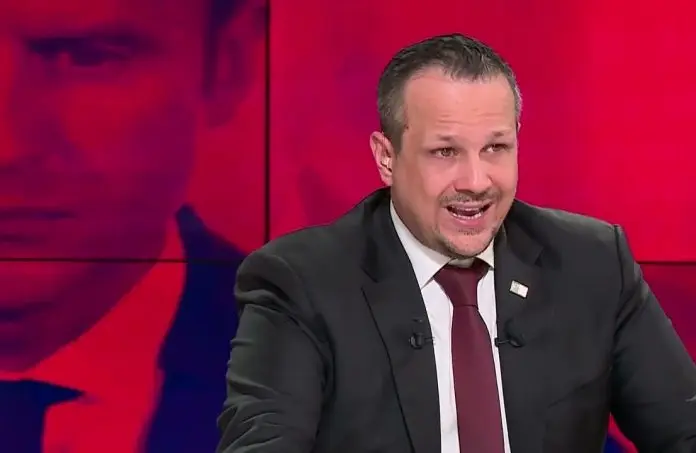 رغم إعتذاره وتوسله … نادي المحامين بالمغرب يقدم شكاية ضد البوق الجزائري غراز بعد تصريحاته العنصرية ضد المغاربة