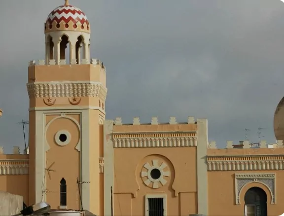رئيس لجنة مليلية الإسلامية يوقف إمام المسجد المركزي من إلقاء خطبة الجمعة و الأخير يرفع دعوى ضد حارس الأمن