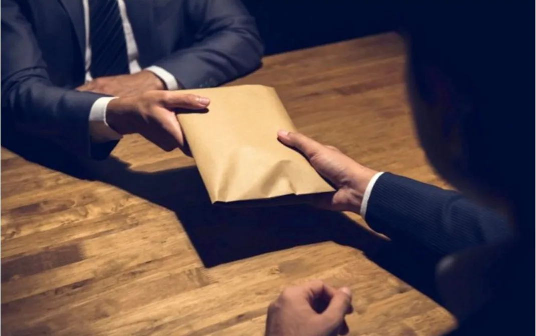 رئيس جماعة بالجديدة يقاضي حقوقي بدعوى إبتزازه في 50 مليون سنتيم