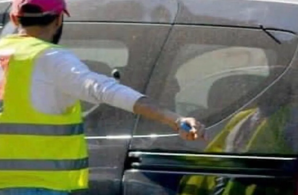 مستشار جماعي بالسعيدية يعنف حارس سيارات ويستدعي الديفيزيونير والسلطة لمعاقبته