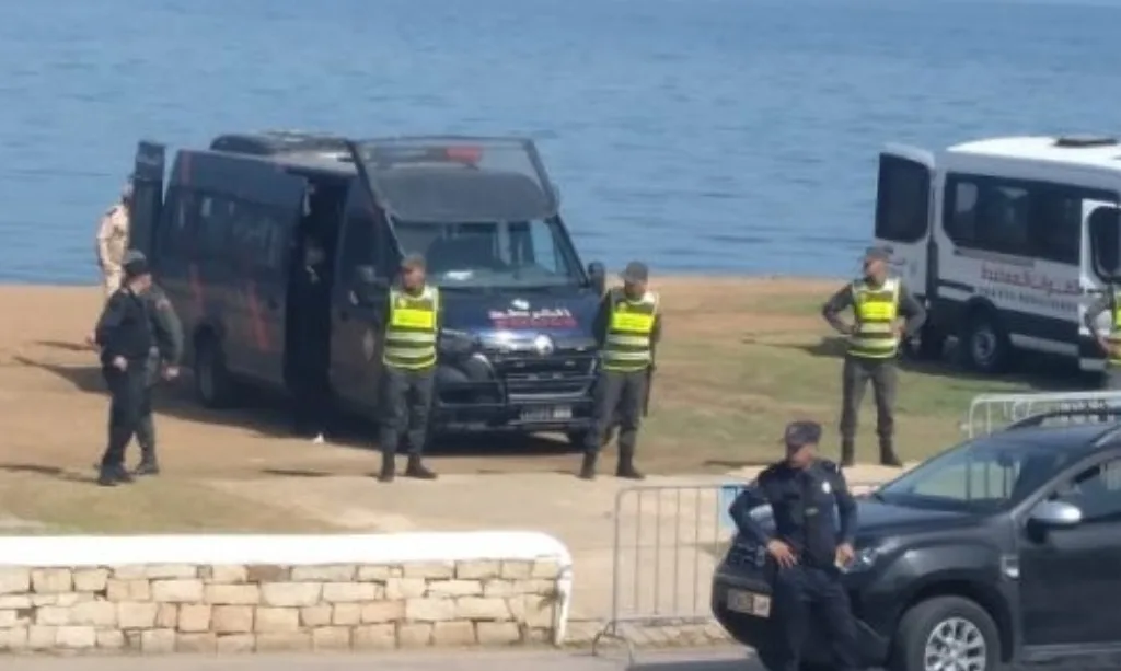 احتجاج مصطافين بعد منعهم من الولوج إلى شاطئ بالفنيدق للسباحة