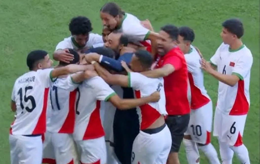 بعد إعتلائهم منصة التتويج … 40 مليون مكافأة لكل لاعب في المنتخب المغربي الأولمبي … و 200 مليون للعداء الأسطوري البقالي