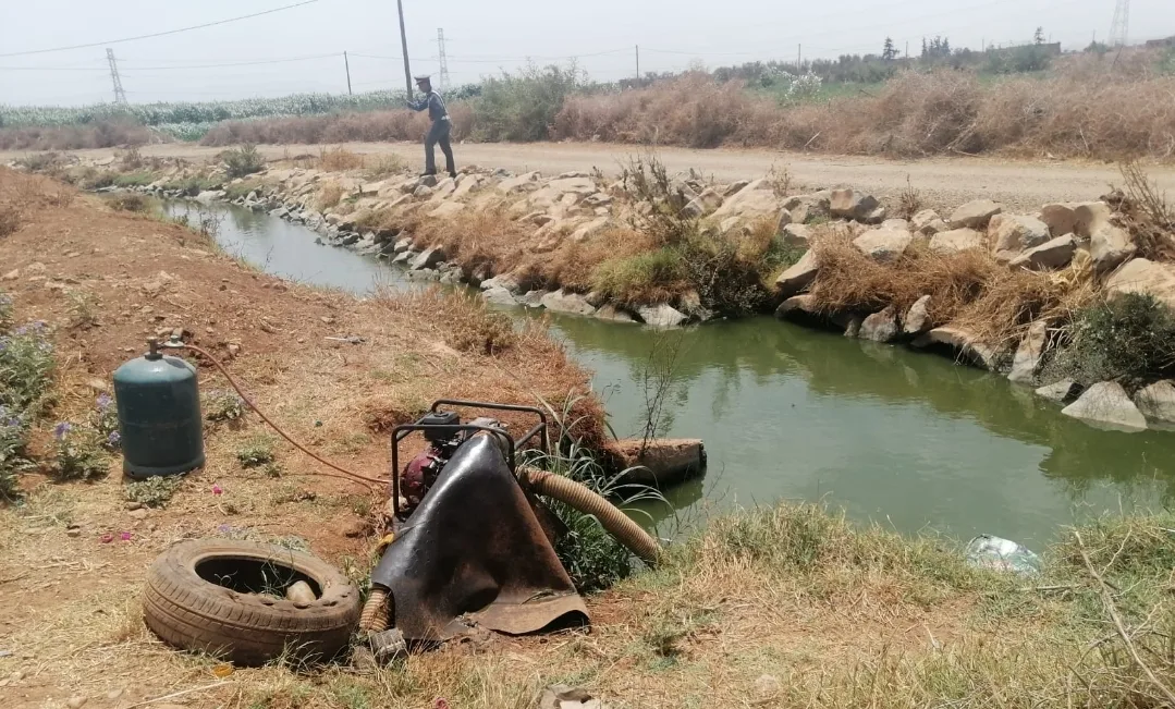خطير :    توقيف 4 أشخاص بجماعة بني خالد من طرف درك وجدة يقومون بري أراضيهم الفلاحية بمياه الواد الحار