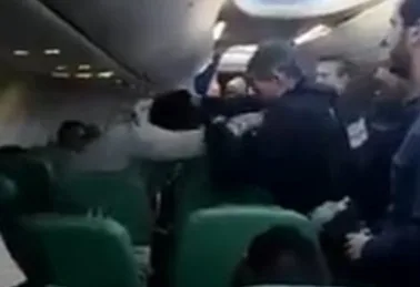 عراك داخل طائرة في الجو كانت تقوم برحلة بين هولندا والمغرب تتسبب في عودتها إلى مطار أمستردام