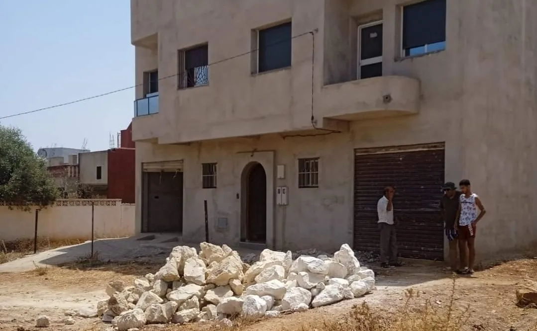 مواطن بجماعة إزمورن بالحسيمة يتفاجأ بوضع أطنان من الأحجار أمام منزله وقطع الطريق عليه