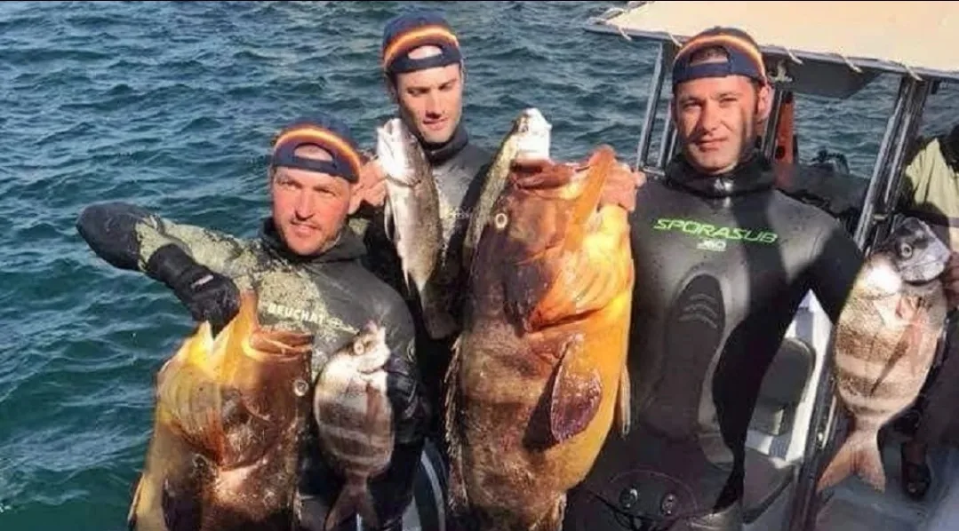 صور :   صيادون في جلباب سياح يأتون من مليلية لإستنزاف الثروة السمكية بسواحل بني شيكر بإقليم الناظور