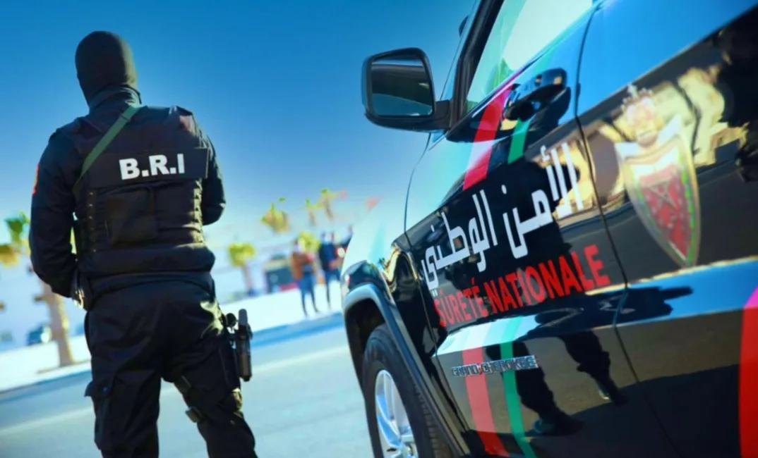 عبارات جنسية وغير أخلاقية تفي لوحات إشهارية بشوارع مارتيل السياحية