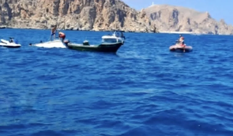 إنقلاب قارب سياحي بشاطئ الحسيمة في ظروف غامضة ونقل ستة أشخاص إلى المستشفى