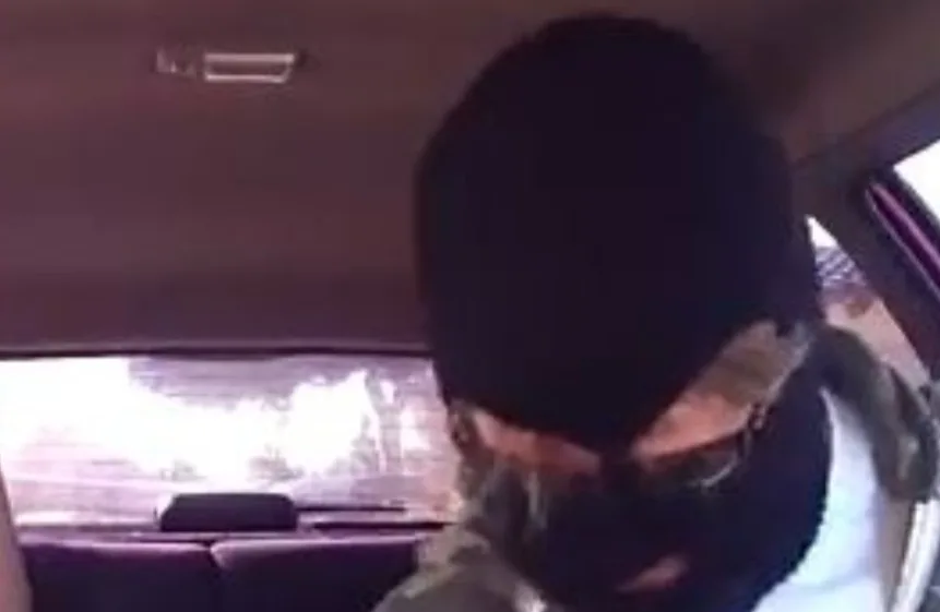 خطير :      إنزال شخص ملثم من زورق سريع وإركابه بسرعة في سيارة بشاطئ الفنيدق