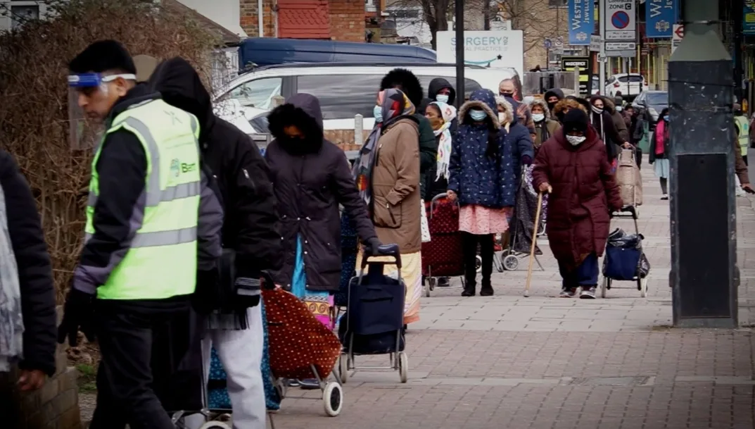 الفقر يتسع … طوابير بشرية للحصول على طعام مجاني في بريطانيا “العظمى”