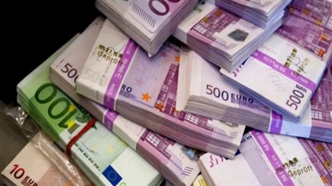 قدم من الجزائر … ضبط مبالغ مالية ضخمة في حوزة إبن عسكري كبير بمطار باريس كان في طريقه إلى تركيا