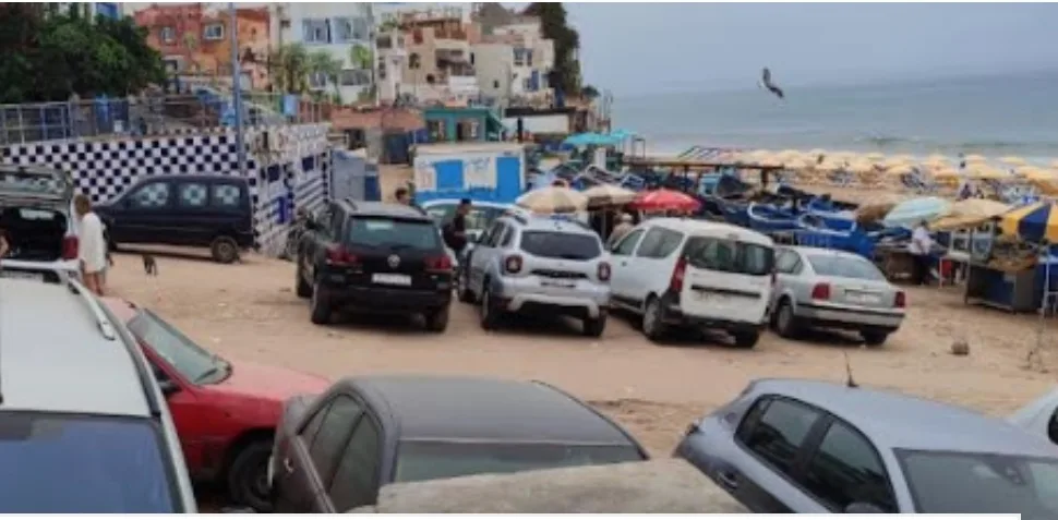 سيارات ترمي بقوارب الصيد البحري خارج ميناء تغازوت