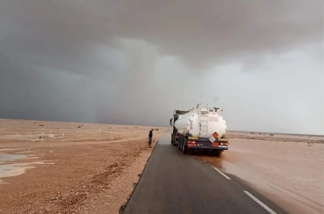 الأمطار الرعدية تقطع الطريق بين العيون والسمارة وتعزل مناطق في الصحراء المغربية