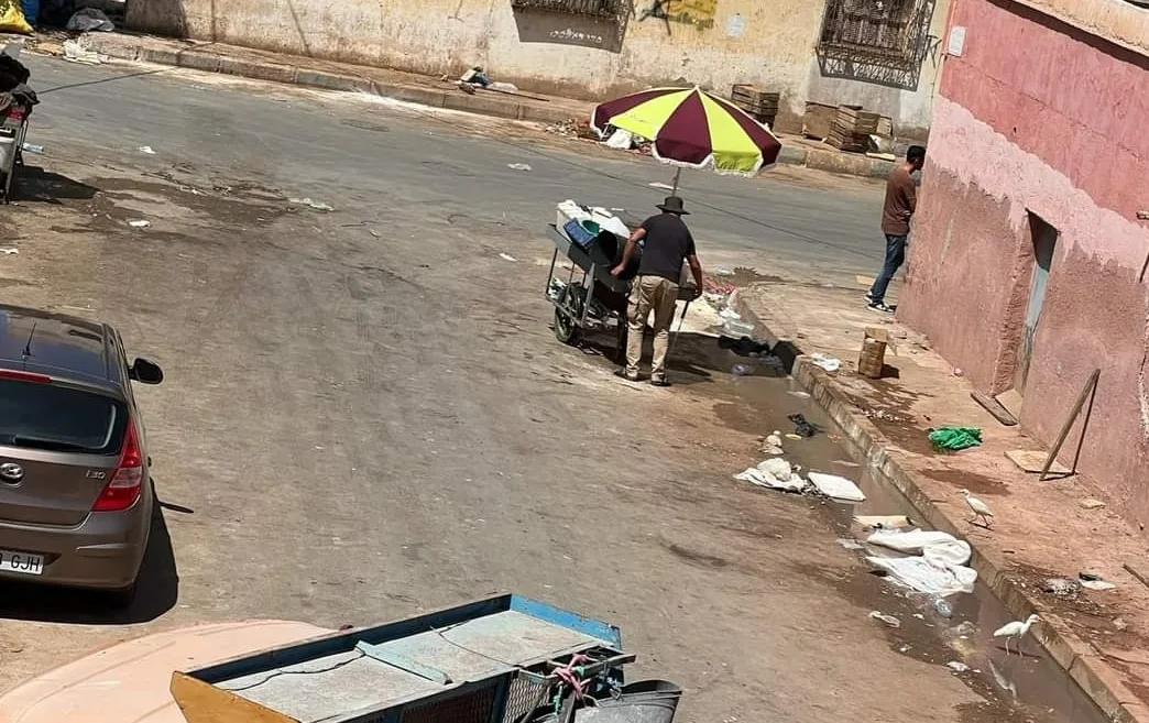 أوساخ وروائح ومشاجرات وبائعين سكارى في محيط مسجد أولاد ابراهيم بالناظور