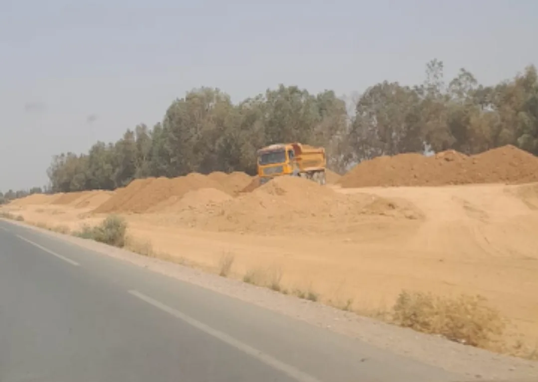 فلاحو سهل كرت بجماعة تيزطوطين بالناظور مستاؤون من إغراق محاصيلهم وضيعاتهم بالغبار من طرف منتخب نافذ