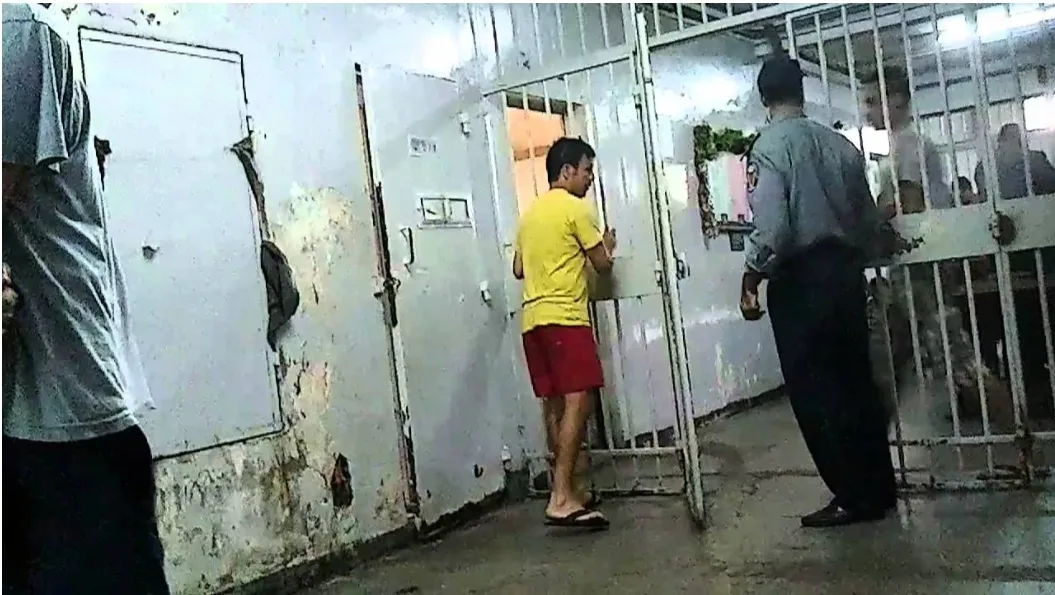 إدارة سجن عكاشة تنفي أن يكون سبب إبتلاع سجين لبطاريات تعرضه للتعذيب