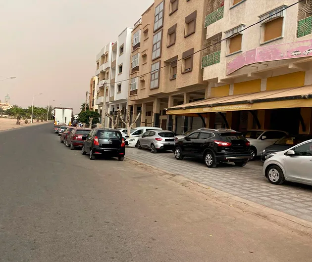 تفاقم ظاهرة احتلال الملك العمومي في أكادير من طرف وكالات بيع السيارات المستعملة