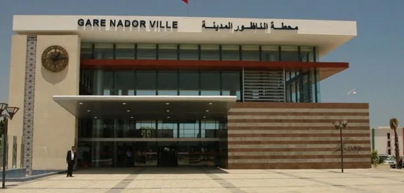 معاناة المسافرين بين الرباط والناظور عبر القطار.. أزمة التكييف وغياب الخدمات والتواصل