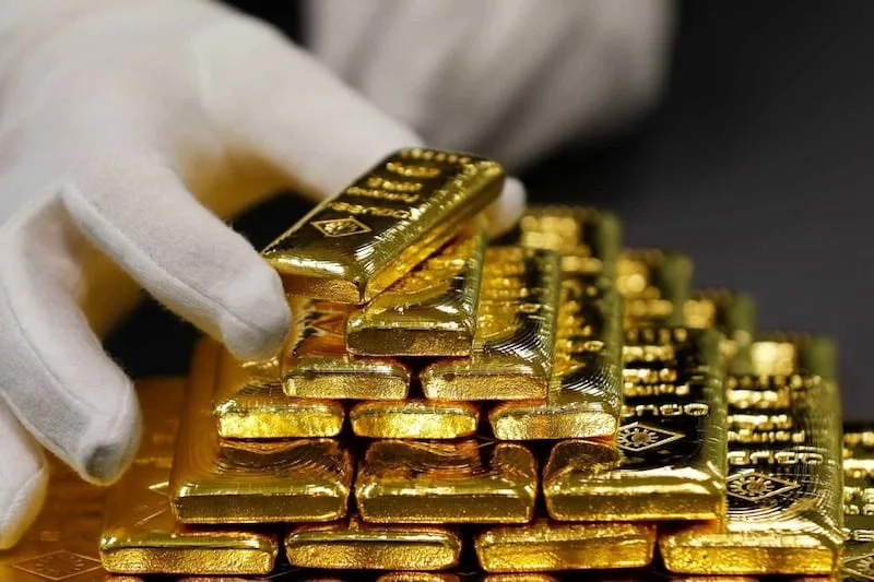 مع صعود الدولار ..أسعار الذهب تنخفض بعد بلوغها قممًا تاريخية