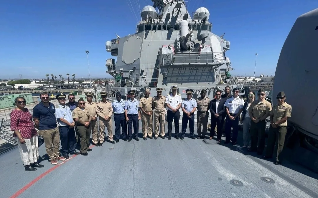 وفد عسكري مغربي ينزل على ظهر حاملة الطائرات الأمريكية “فينسون” والمدمرة “USS FITZGERALD”