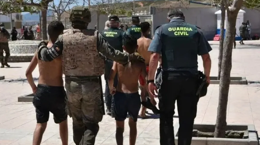 وصلوها سباحة من الفنيدق … سلطات سبتة ترحل مهاجرين سريين مغاربة إلى داخل إسبانيا