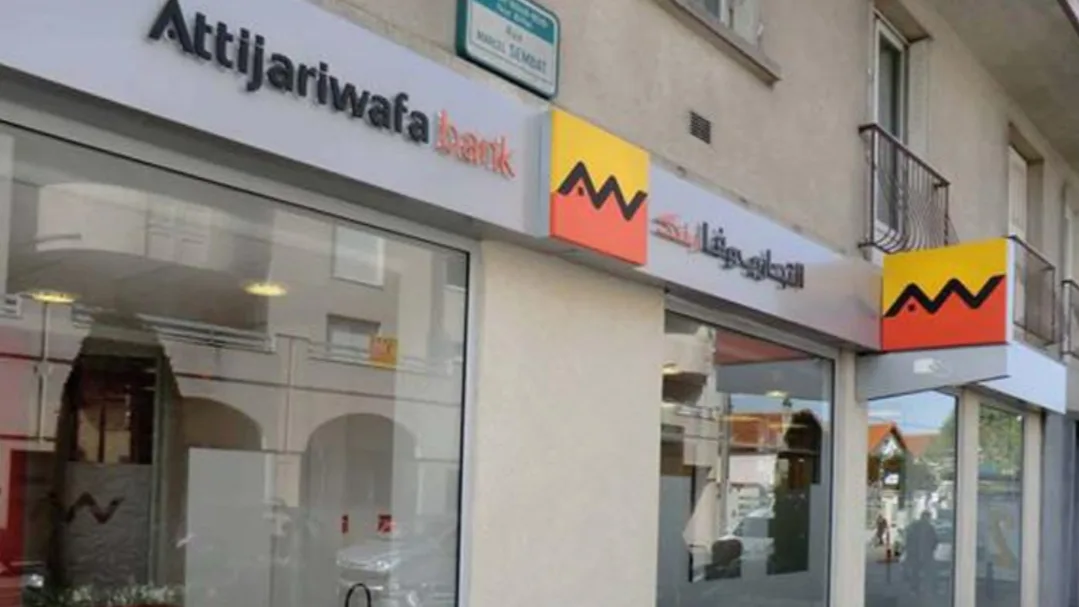 بعد فضيحة سرقة أموال العملاء … شبابيك “التجاري وفا بنك” بإمزورن تحجب عمليات السحب بفعل الأوساخ