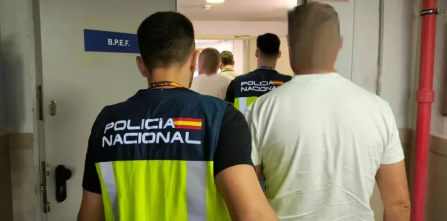 شرطة مطار مدريد تفشل عملية فرار 80 مهاجرا سريا
