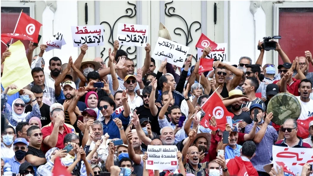 أعداد ضخمة من التونسيين ينزلون إلى الشوارع لمطالبة الديكتاتور قيس بالرحيل