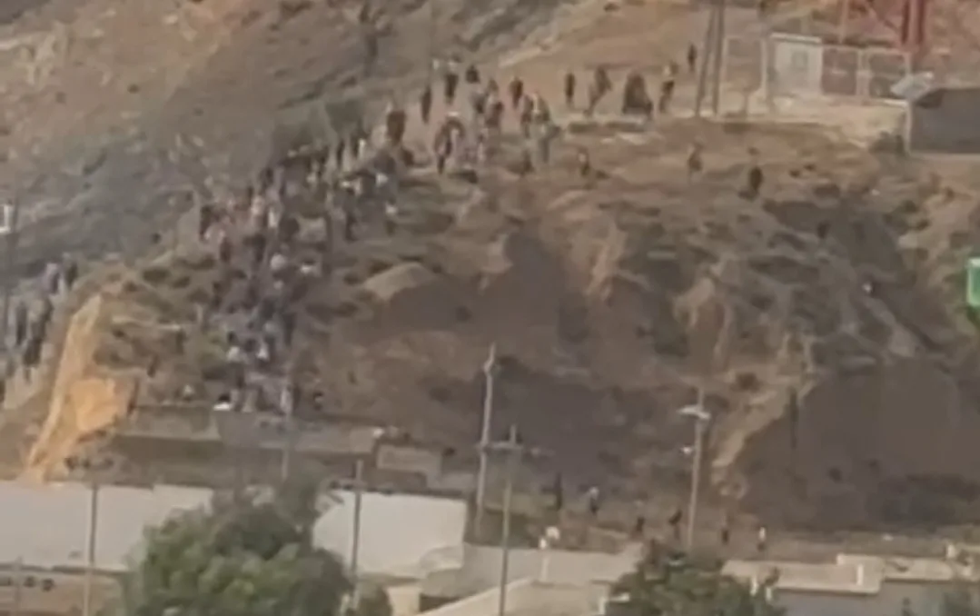 فيديو :     بعد توقيف حوالي ألف منهم فجر يومه الأحد … مئات المهاجرين يعاودون محاولة إقتحام سبتة من الجبل المطل