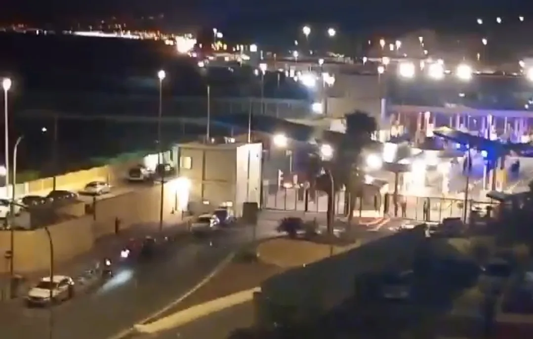 فيديو  :       لثالث مرة يومه الأحد … السلطات المغربية تغلق من جديد معبر سبتة الحدودي مع الفنيدق