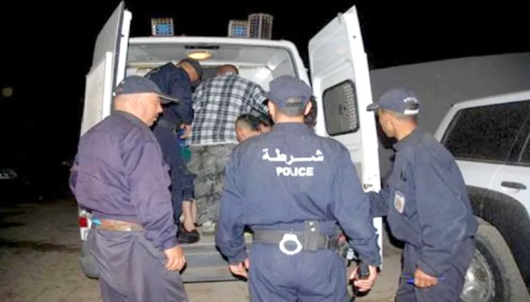 الجزائر تسلم المغرب 52 معتقلا لديها في نقطة “جوج بغال” بوجدة