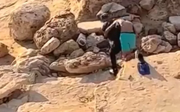 فيديو مرعب :    شرطي مغربي يعنف قاصر ويلطمه بقوة مع أطنان من الحجارة بضواحي الفنيدق
