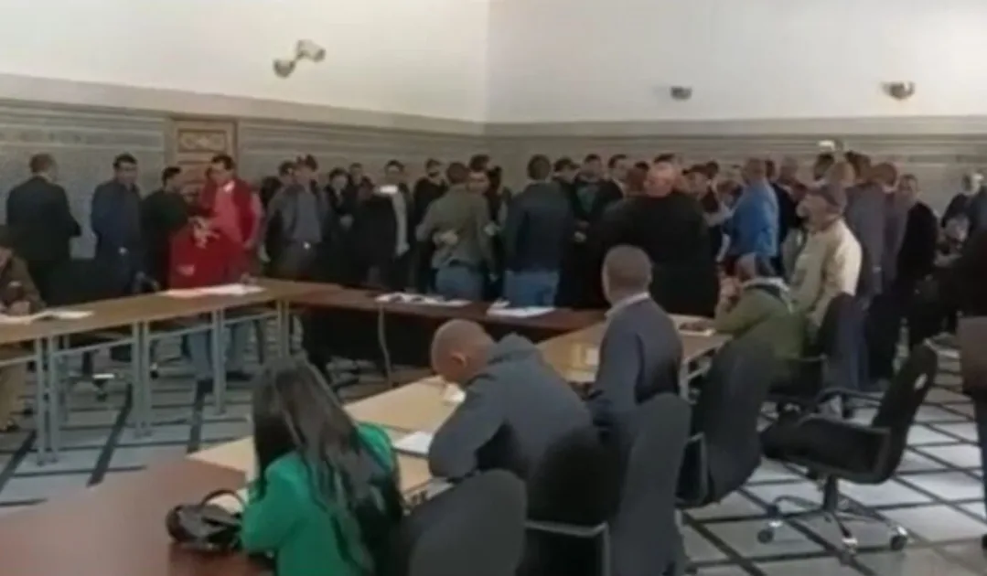 فوضى واتهامات في مجلس جماعة صفرو بعد إقالة 5 أعضاء في دورة استثنائية مغلقة