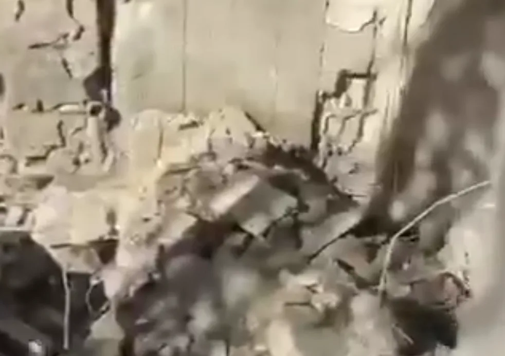 فيديو :    غارة إسرائيلية جنوب بيروت تسقط قادة كبار في حزب الله وأطفال بعد إنهيار عمارتين