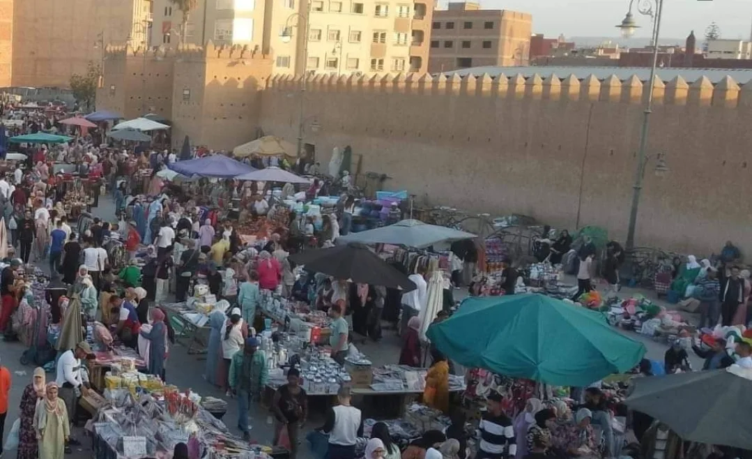 إعدام بطئ لأقدم ساحة تاريخية بوجدة ..  وتحويلها إلى “جوطية” !