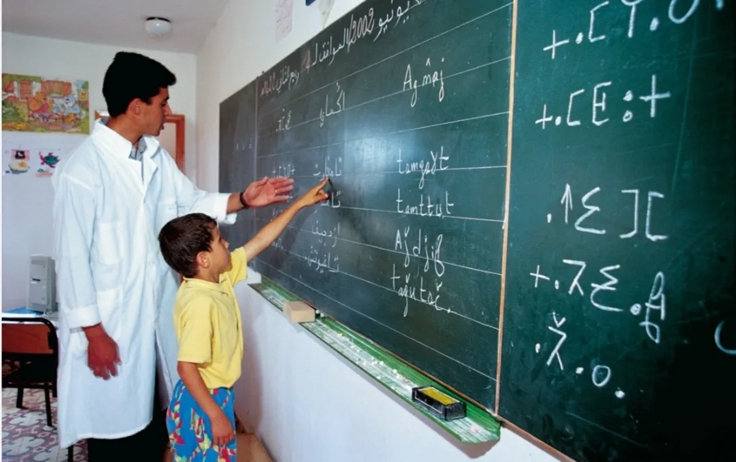 أساتذة اللغة الأمازيغية يقاطعون الدراسة بسبب تنزيل ورش اللغة