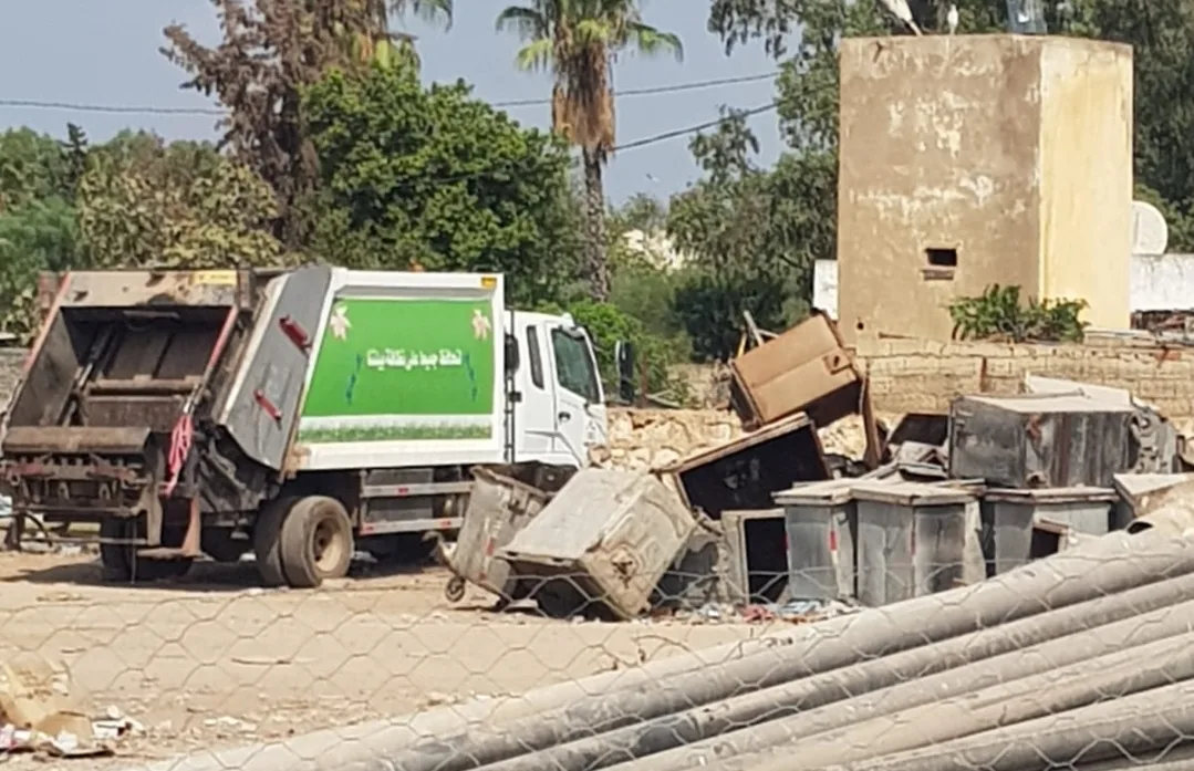 عمال النظافة بجماعة الدروة ببرشيد يغرقون المدينة في الأزبال بسبب الرئيس المشغول بصفقاته
