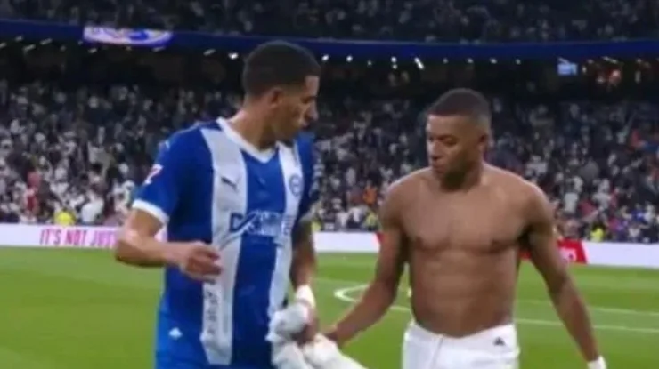 مدافع المنتخب المغربي يهين اللاعبين المغاربة خلال مباراة فريقه مع ريال مدريد ويتوسل قميص مبابي بين الشوطين
