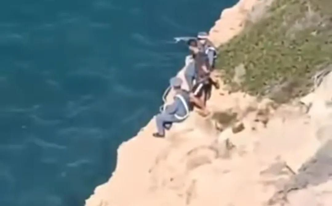 فيديو  :      ضحايا فاجعة الهجرة السرية بساحل أمجاو … وعامل الناظور يدخل على خط إعتقال “حراكة” على زورق بمليلية