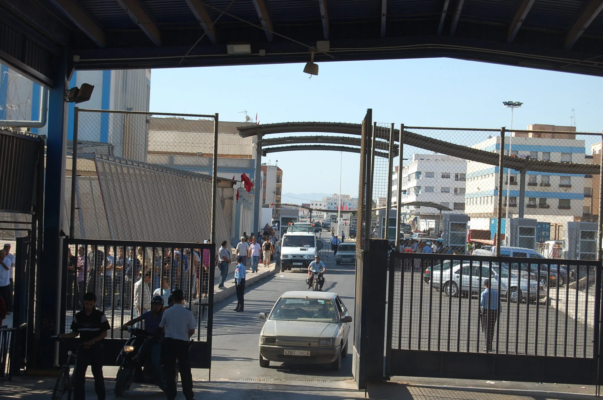 إعادة النظام على حدود مليلية بعد محاولات جماعية للتسلل