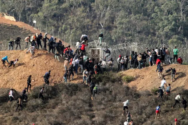 صورة : المغرب يتصدى لظاهرة الهجرة غير القانونية بلوحات إشهارية ! .. الفساد والبطالة ماشي سبب باش تهرب
