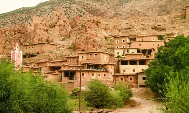 أزيلال  : سكان دوار أرباط يرفضون فرق الإحصاء احتجاجًا على تهميش السلطات لهم بعد الفيضانات