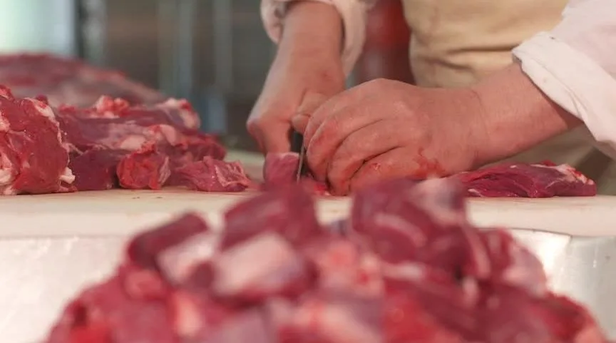إتلاف 400 كيلوغرام من اللحوم في مكناس يثير غضب الجزارين.. قانون جديد يُفاقم الأزمة