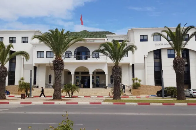 بوزنيقة: تأجيل المصادقة على قرار تنظيم الملك العمومي يفاقم الفوضى