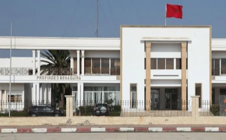 استدعاء مستشار رغم صدور حكم قضائي بإلغاء عضويته يشعل مشادات داخل مجلس بوزمور بالصويرة