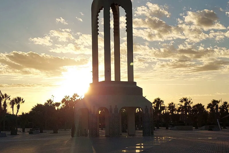 وفد برلماني أسترالي يزور العيون لمتابعة التطورات السياسية والاقتصادية في الأقاليم الجنوبية المغربية