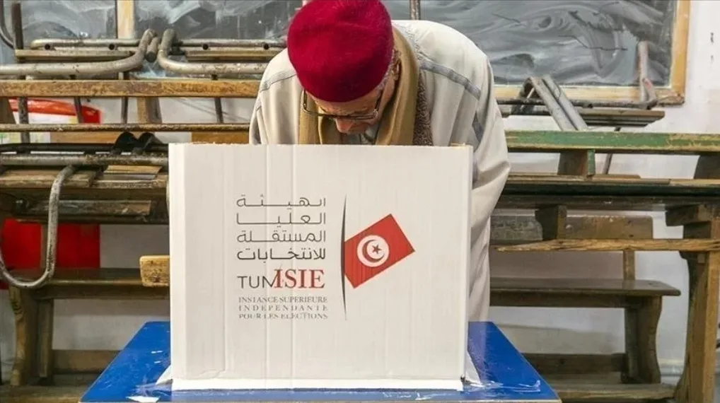الحكم بسجن مرشح رئاسي تونسي 12 عامًا وسط استمرار حملته الانتخابية